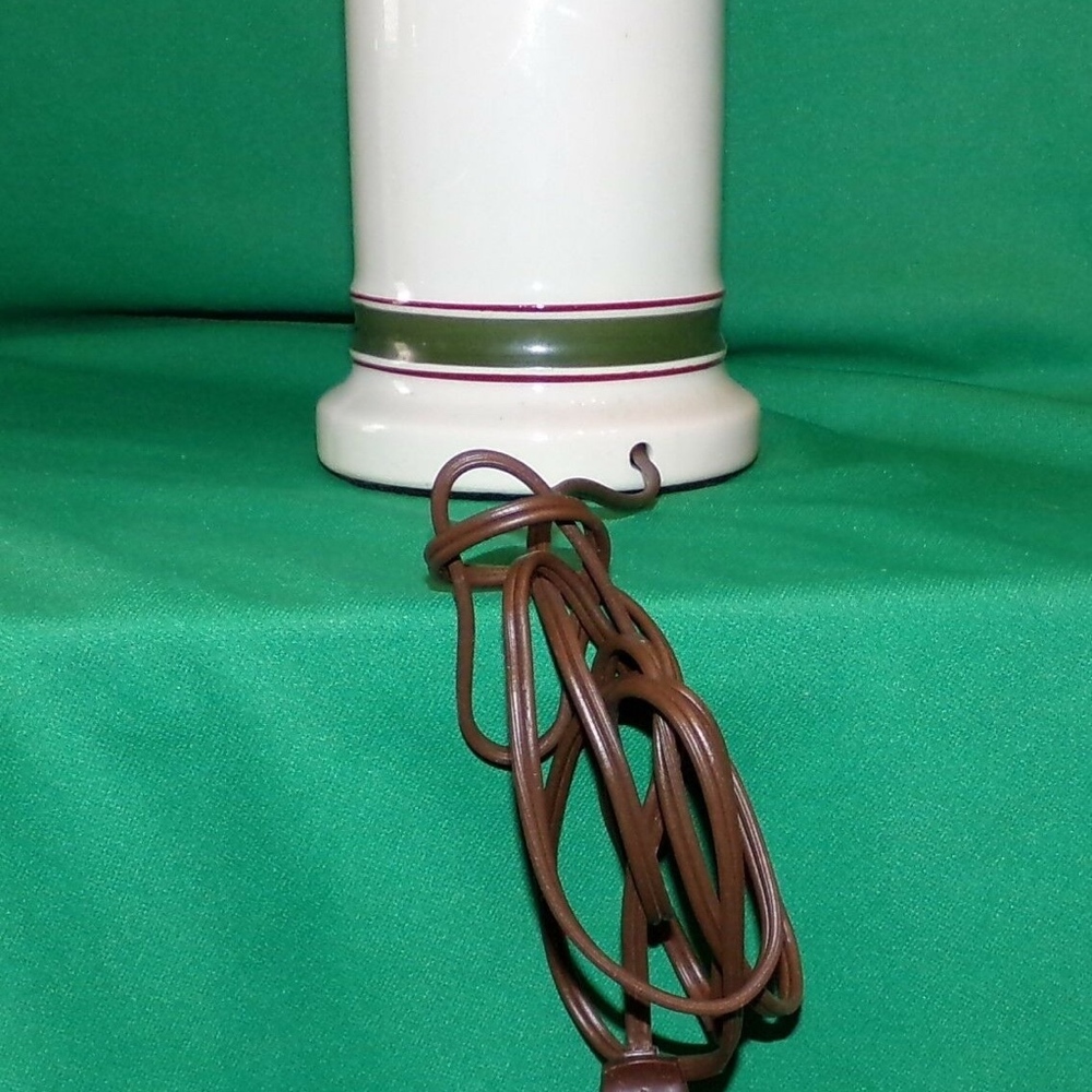 Victorian Couple Mid Century Vintage Lamp & Shade - Picture 7 of 8